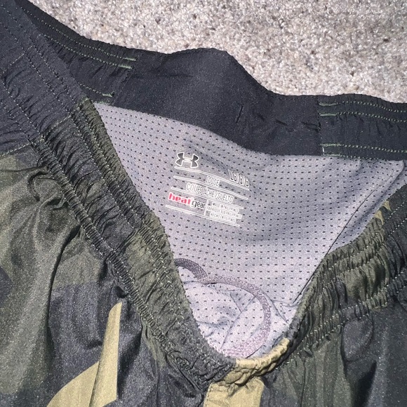 Under Armour heat gear loose shorts w/liner. Large. - Picture 2 of 3